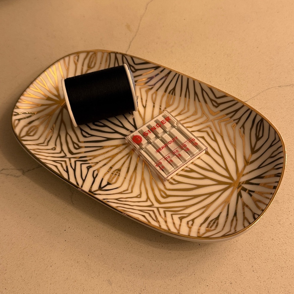 TALIANNA Lilypad Catchall Gold Tray - Picture 5 of 6